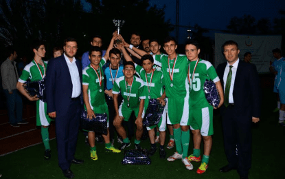 Turnuva Şampiyonu Kırım, Kupasını Feyzullah Okumuş’un elinden aldı