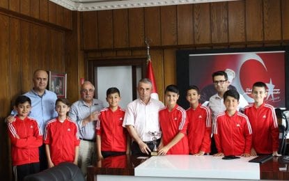 Türkiye Veleybol Şampiyonu Körfez Uluğbey Ortaokulu, İlçe Kaymakamını Ziyaret Etti