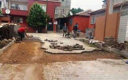 Dilovası Belediyesinden kilitli parke tamiratları devam ediyor