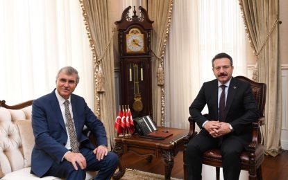Sakarya Büyükşehir Belediye Başkanı Ekrem Yüce, Valimiz Sayın Hüseyin Aksoy’u ziyaret etti