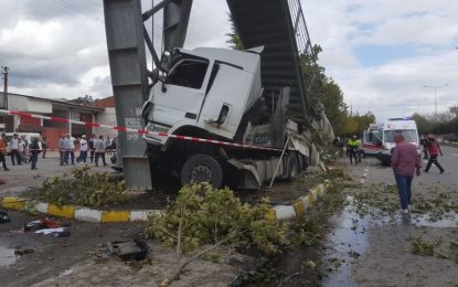 Son dakika haberleri: Pamukova’da trafik kazası, TIR durağa girdi