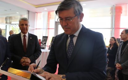 Kazak Büyükelçi, KOTO’nun Atatürk Sergisi’ne hayran kaldı