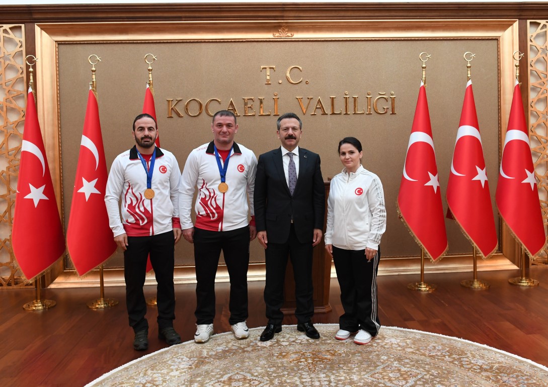 Dünya Şampiyonu Olan Mili Güreşçiler’den Vali Aksoy’a Ziyaret