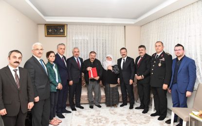 Bakan Yardımcı Ersoy ve Vali Aksoy Şehidimiz Jandarma Çavuş Taner Güner’in ailesini ziyaret etti