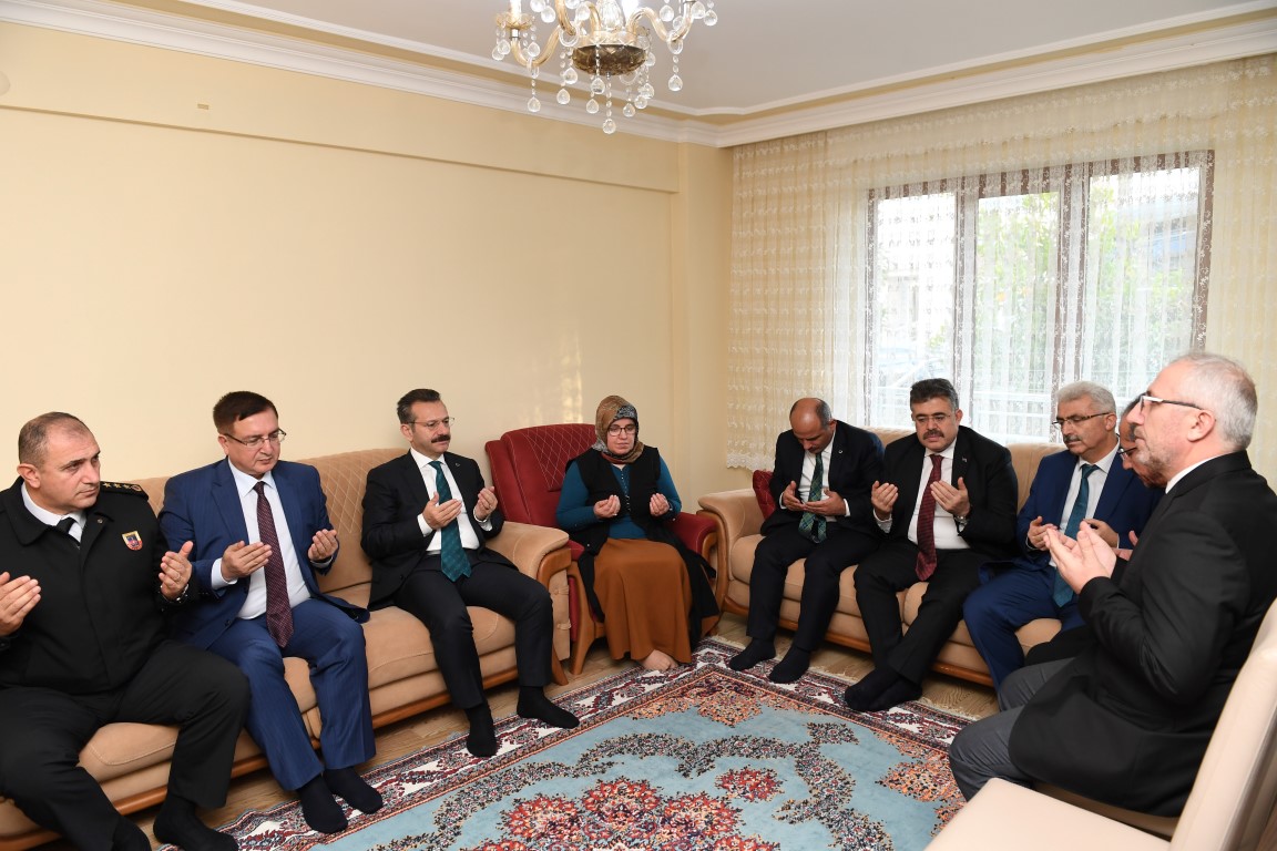 Vali Aksoy Şehidimiz Onbaşı Piyade Er Raşit Yücel’in Ailesini Ziyaret Etti