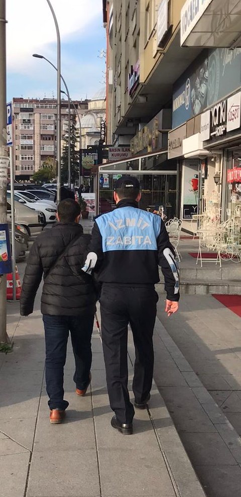 GÖRME ENGELLİ VATANDAŞIN YARDIMINA İZMİT ZABITASI KOŞTU