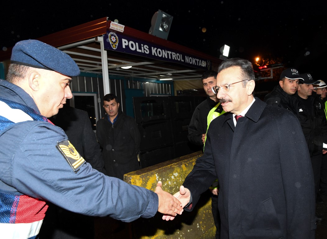 Vali Aksoy, Yılbaşı Ziyareti Kartepe İlçesi Polis Uygulama Noktasında Görev Yapan Emniyet ve Jandarma Personeli Oldu