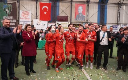 Genç Kandıralılar Derneği Halı Saha Ligi’nde şampiyon olan Yusufca FK kupasını İzmit Belediye Başkanı Av. Fatma Kaplan Hürriyet’in elinden aldı