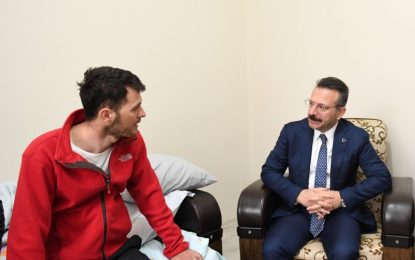 Vali Aksoy, İdlib Gazisi Uzman Çavuş Feyyaz Emir’i Ziyaret etti