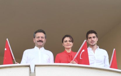 Aksoy Ailesi Evlerinin Balkonundan İstiklal Marşımızı Okuyarak 19 Mayıs Atatürk’ü Anma Gençlik ve Spor Bayramı Coşkusuna Ortak Oldular.