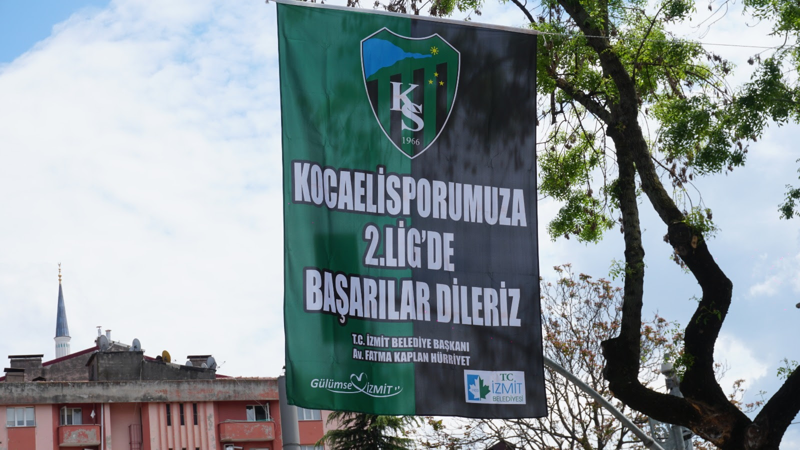 İzmit’te caddeler, sokaklar, kaldırımlar  YEŞİL-SİYAH !