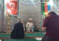 Kocaeli Milli Kuruluşlar Birliği üyeleri Azerbaycan’ın Karabağ bölgesinde şehit olan asker ve siviller için Kur’an-ı Kerim okumak ve dua etmek için Eren Cami’nde bir araya geldi