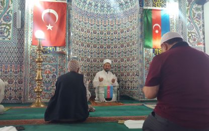 Kocaeli Milli Kuruluşlar Birliği üyeleri Azerbaycan’ın Karabağ bölgesinde şehit olan asker ve siviller için Kur’an-ı Kerim okumak ve dua etmek için Eren Cami’nde bir araya geldi