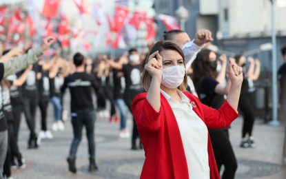 Başkan Hürriyet, bin kişilik dev ekiple Cumhuriyet Bayramı’nda zeybek oynadı