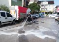 İzmit Belediyesi, mahalleleri sokak sokak dezenfekte ediyor