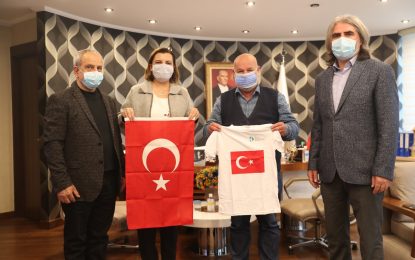 Bayrak hasretiyle yaşayan Güney Türkistan’a İzmit Belediyesinden yardım eli