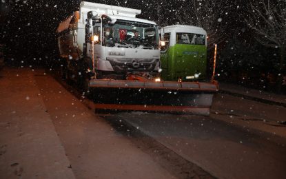 İzmit Belediyesi kar mesaisi yapıyor