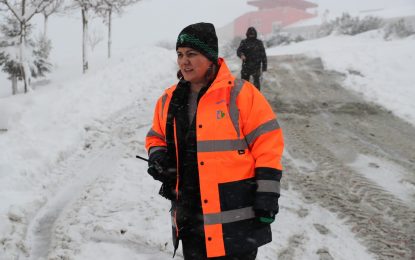 Başkan Hürriyet ekiplerle, Akpınar’da kar mesaisinde