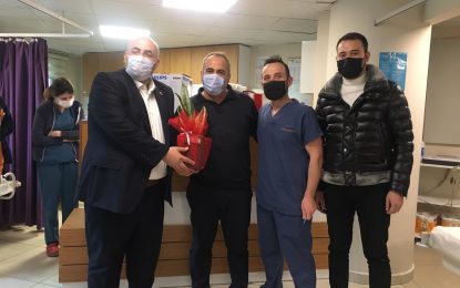 İzmit Belediyesi sağlık çalışanlarının  bayramını kahve ve çiçeklerle kutladı