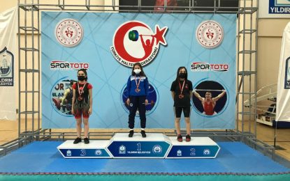 Büyükşehir Kağıtspor’un başarılı haltercisi Ceren U15 ve Yıldızlar Ferdi Türkiye Şampiyonası’nda altın madalya kazandı
