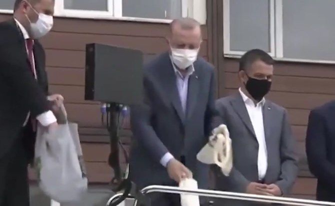 Erdoğan, çayın memleketi Rize’de de sel mağdurlarına çay fırlattı