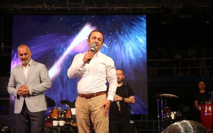 30 Ağustos Zafer Bayramı ve 13. Karamürsel Balık Festivali ünlü sanatçı Gökhan Tepe’nin katılımıyla coşkuyla kutlandı