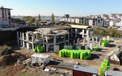 Gebze Beyaz Kalpler Merkezi inşası betonarme ve çatı işleri ile devam ediyor