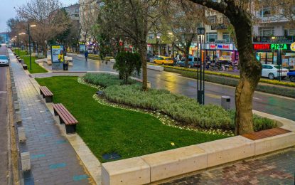 Kocaeli Büyükşehir Belediyesi’nin tarihi çınar ağaçlarının gölgesinde uzayıp giden İzmit Yürüyüş Yolundaki yenileme ve yayalaştırma projesinde son dokunuşlar devam ediyor