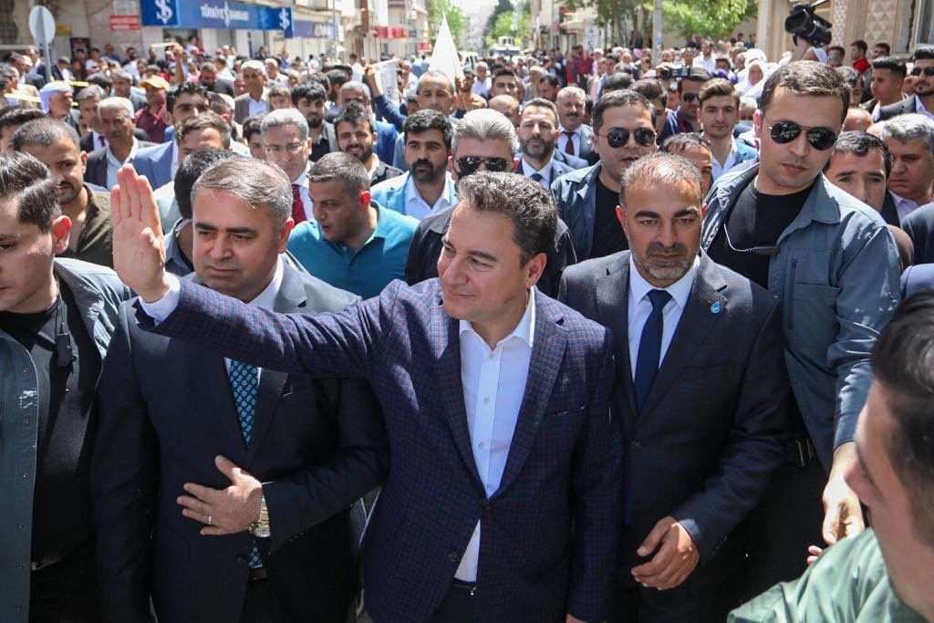 Ali Babacan vatandaşla dertleşti: Yeter ki seçimi alalım, gerisi kolay