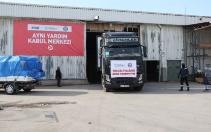 Kocaeli Valiliği, Kocaeli Büyükşehir Belediyesi ve AFAD koordinasyonunda toplanan yardım malzemeleri tırlarla afet bölgesine gönderiliyor