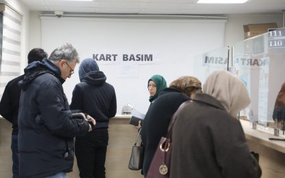 Kocaeli Büyükşehir Belediyesi’nin toplu taşımada getirdiği “Abonman İndirimli Kart” uygulaması başladı