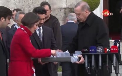 Gazetecilere çikolata tutan Erdoğan: Gel gel bunu her yerde bulamazsın