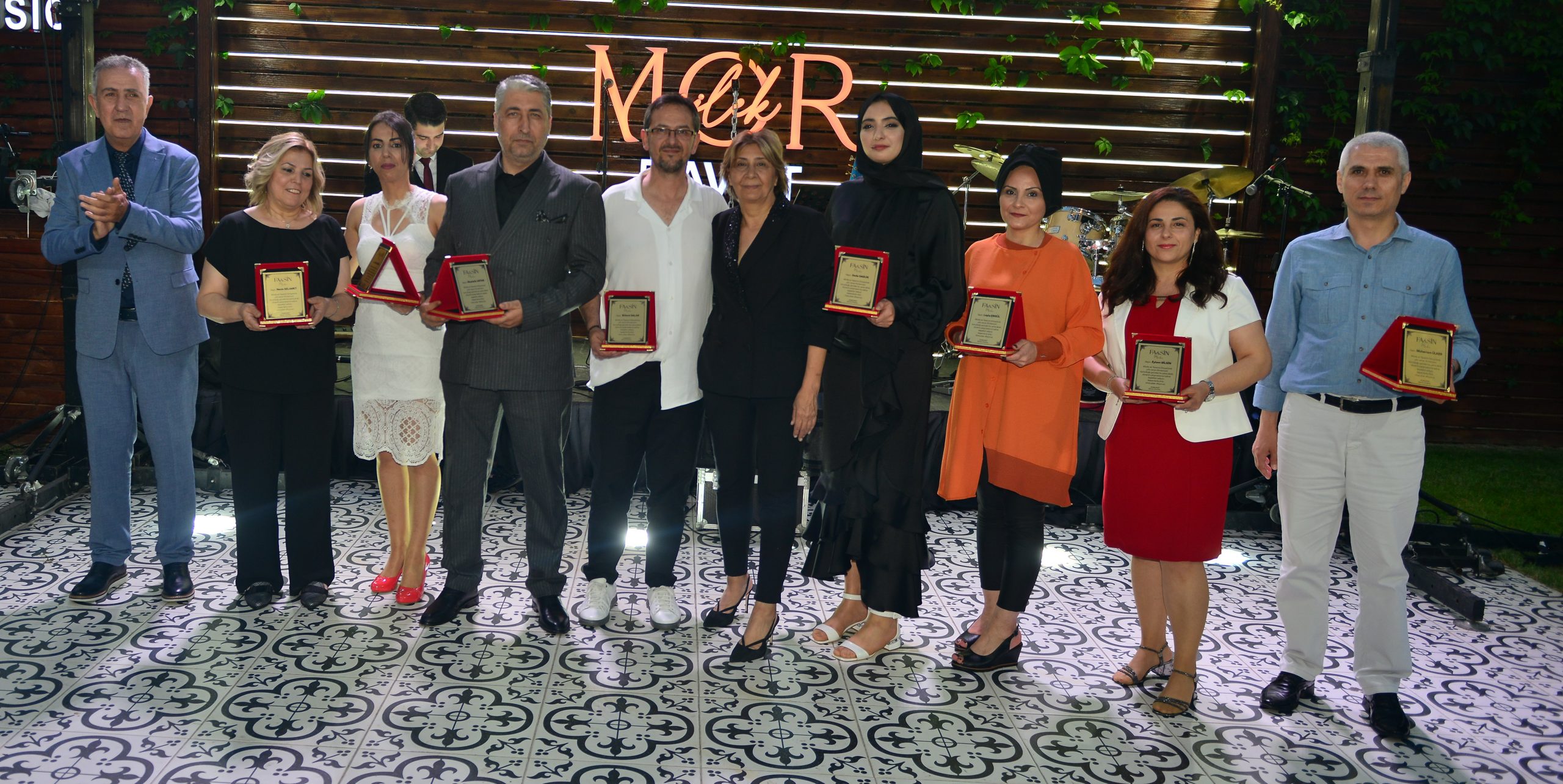 10. yıla renkli defile