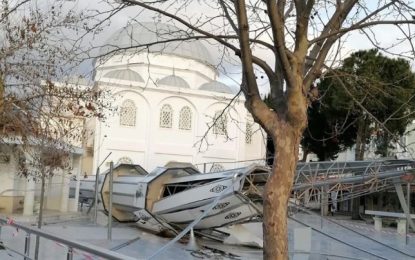 İzmir’de etkili olan fırtınada minare yıkıldı