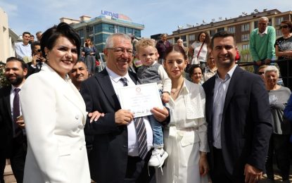 Edremit Belediye Başkanı Mehmet Ertaş ve meclis üyeleri Edremit Adliyesi’nde mazbatalarını aldı
