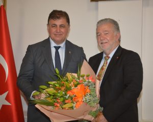 İzmir Esnafı için birlik oldular. İzmir Büyükşehir Belediye Başkanı Cemil Tugay’a tebrik …