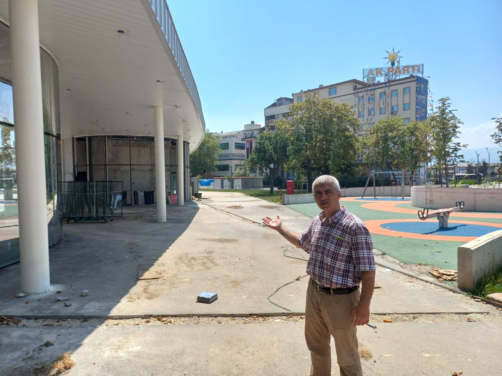 Gergerlioğlu, “Kocaeli halkının menfaati için kullanılması gereken paralar İzmit Kent Meydanı gibi bir türlü bitirilemeyen ucube projelerle müteahhitlere peşkeş çekiliyor!”