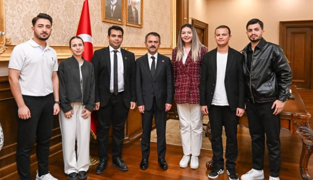 Kocaeli Üniversitesi Blokzincir Teknolojisi Kulübü Öğrencileri, Vali İlhami Aktaş’ı Ziyaret Etti