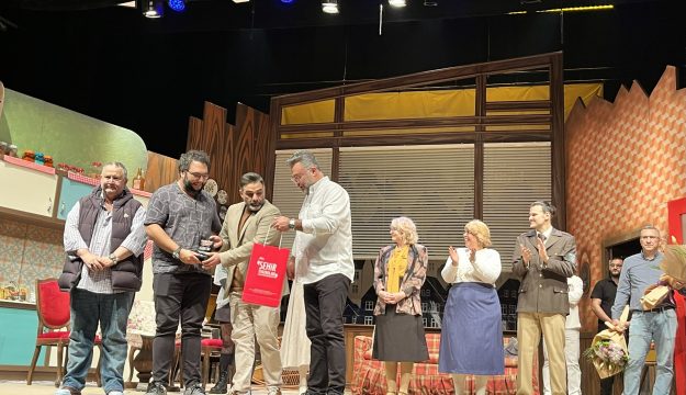 Kocaeli Şehir Tiyatroları’na Adana’da büyük ilgi; Adanalılar, “Üç Jokerli Konken’i” keyifle izledi