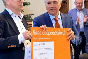 TÜRK MÜDÜR UĞUR PEKDEMİR’İN YÖNETTİĞİ RABOBANK’TAN TÜRKİYE’NİN SİMGESİ LALE’NİN TANITIMI İÇİN 30 BİN EURO BAĞIŞ
